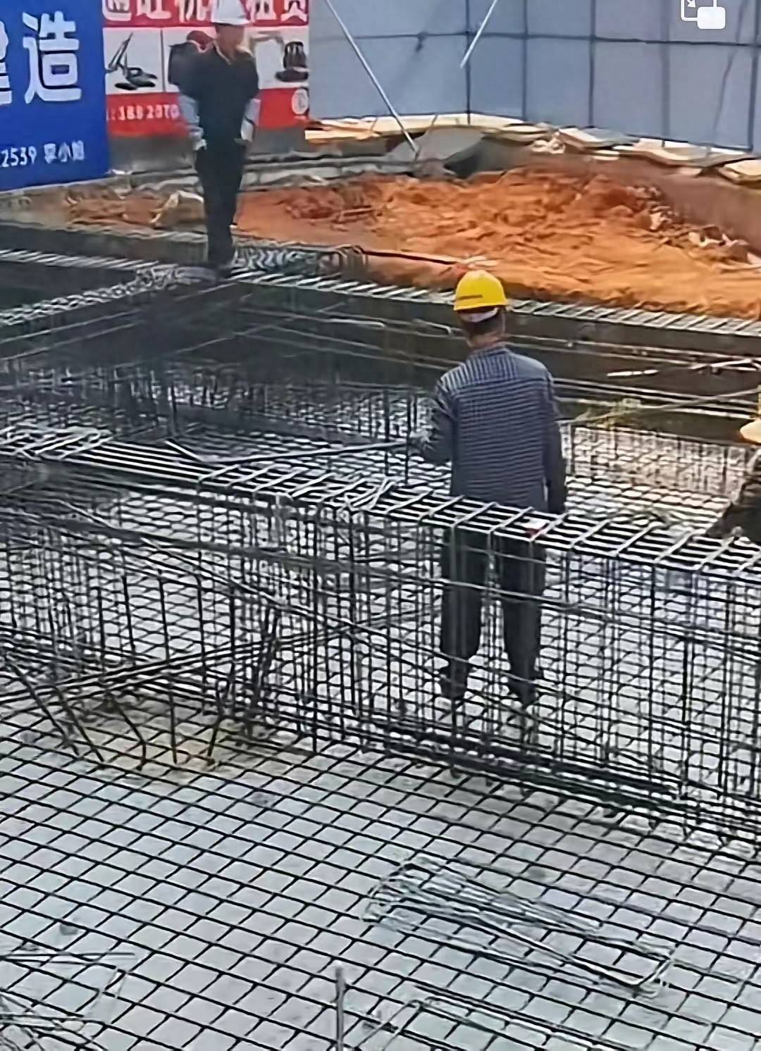 全红婵家新房子地基太牢固钢筋全部铺满全爸现场当监工